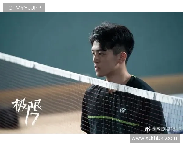 足球明星与少年梦想交汇的瞬间低头凝视的温暖时刻